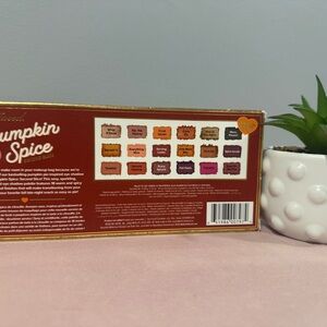 Too Faced - 18 Eyeshadow Pumpkin Spice Eyeshadow Palette
